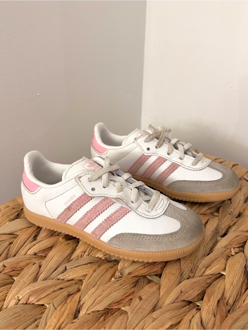 adidas Kids Size 10 Samba Sneakers in White, Gum Pink